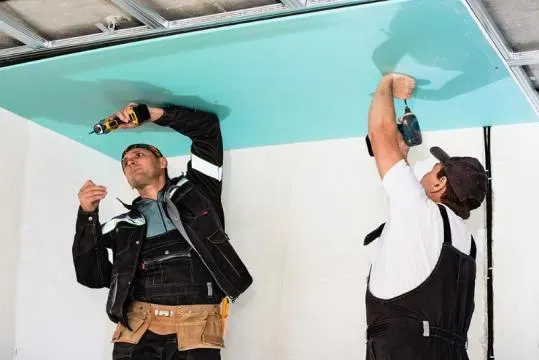 pose de plafond suspendu